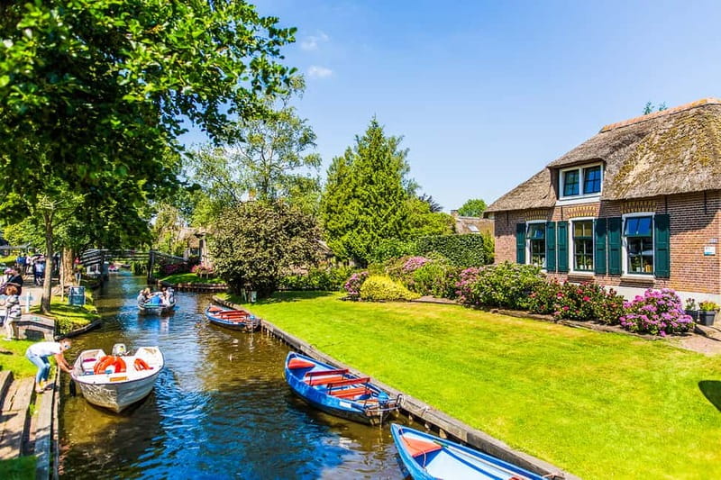 From Amsterdam: Ultimate Giethoorn Experience with Boat Tour - The one-hour Giethoorn boat tour