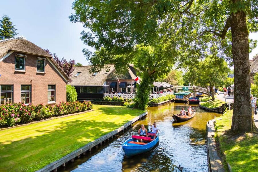 From Amsterdam: Ultimate Giethoorn Experience with Boat Tour - Free time in the traditional village