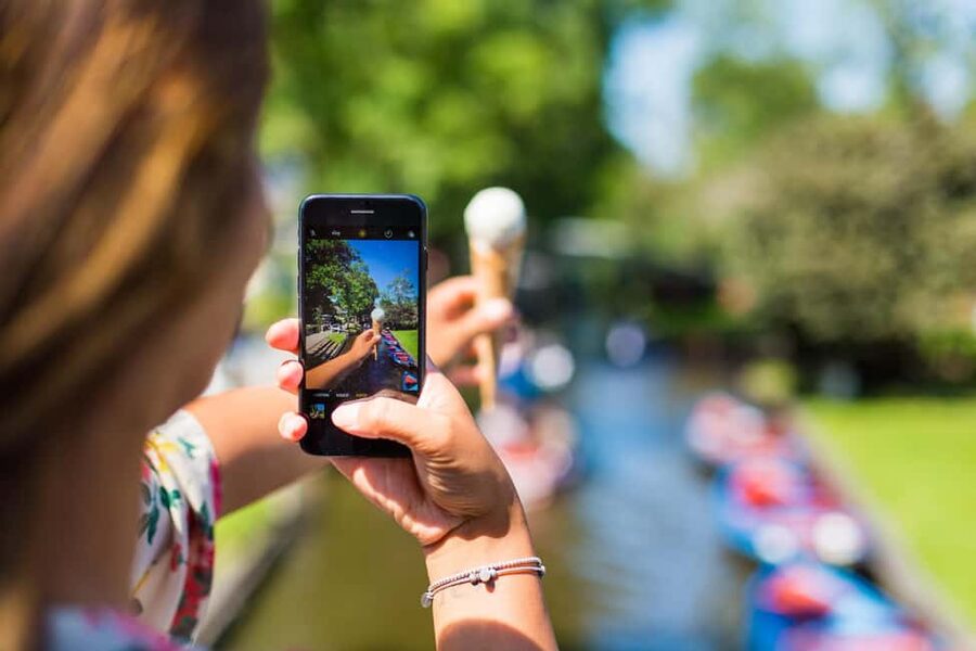 From Amsterdam: Ultimate Giethoorn Experience with Boat Tour - Guides, timing, and the group experience
