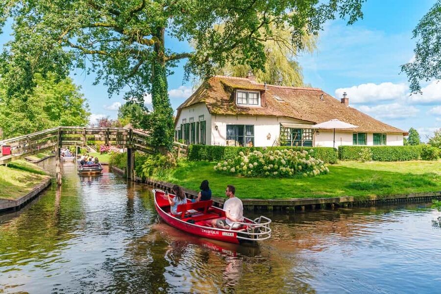 From Amsterdam: Ultimate Giethoorn Experience with Boat Tour - Meeting at De Ruijterkade 34A