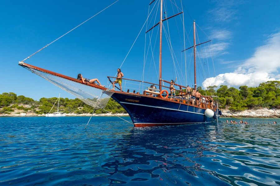 From Athens: Aegina, Agistri and Metopi Day Cruise w/ Lunch - Leaving Athens for the Saronic Gulf