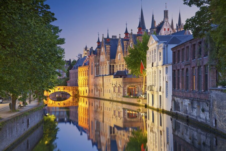 From Brussels: Bruges Day Trip with Boat Tour Option (ES) - Castle Square and Market Square