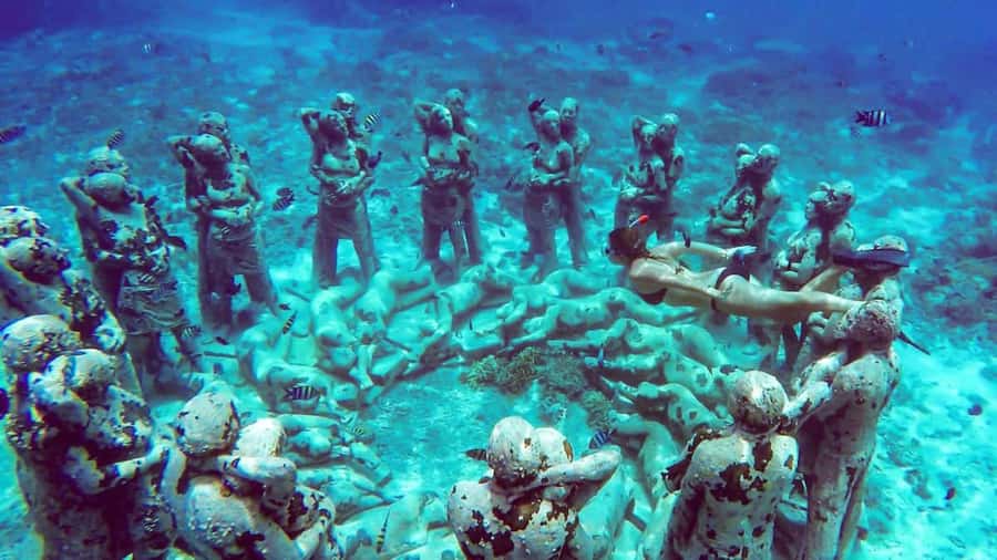From Gili Air/Trawangan: Glass-Bottom Boat with Snorkeling - Underwater statues and the crowded middle stop