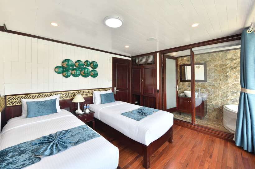 From Hanoi: 2-Day Halong Sapphire Cruise with Balcony Cabin - Lunch, islands, and an open-water swim