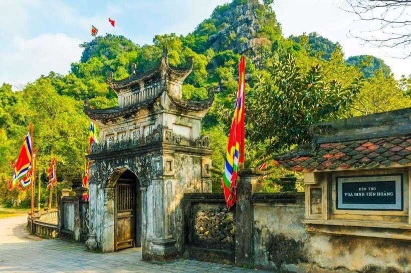 From Hanoi: Tam Coc Boat Trip and Hoa Lu & Mua Cave Tour - The long road from Hanoi to Ninh Binh