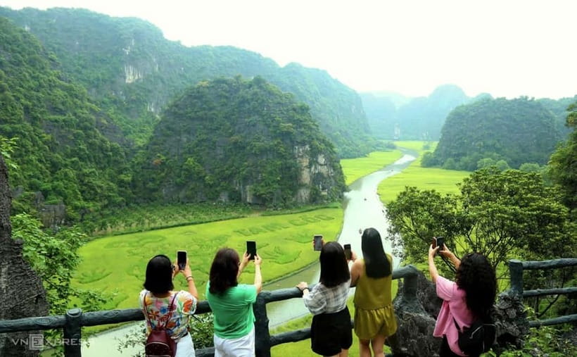 From Hanoi: Tam Coc Boat Trip and Hoa Lu & Mua Cave Tour - The Tam Coc boat ride through three caves