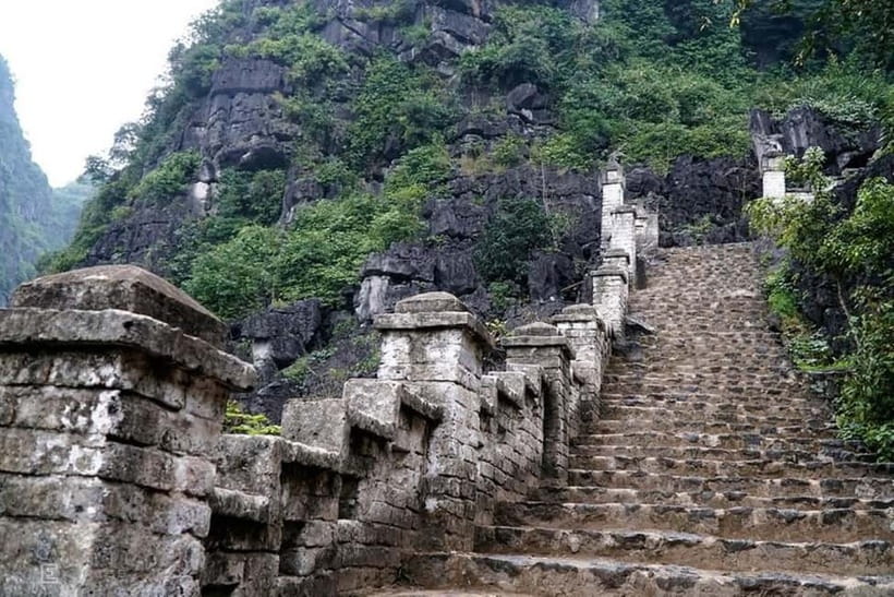 From Hanoi: Tam Coc Boat Trip and Hoa Lu & Mua Cave Tour - Guides can make or break a packed day