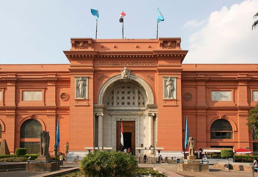 From Hurghada: Pyramids and Egyptian Museum Tour & Boat Ride - Lunch at a local restaurant