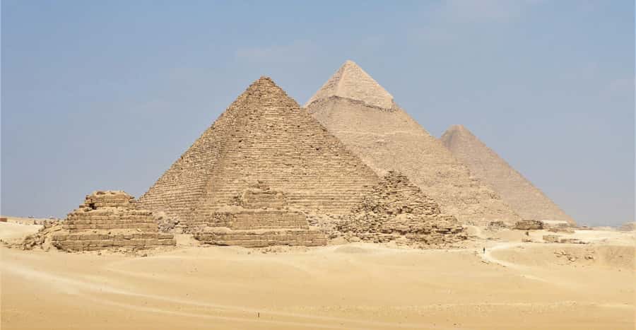 From Hurghada: Pyramids and Egyptian Museum Tour & Boat Ride - The Giza Plateau and three royal pyramids