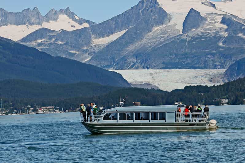 From Juneau: Whale Watching Cruise with Snacks - Snacks and hot drinks on the water