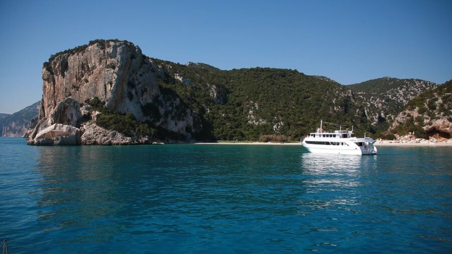 From La Caletta or Orosei: Gulf of Orosei Cruise - Grotta del Fico: a worthwhile extra with a cool interior