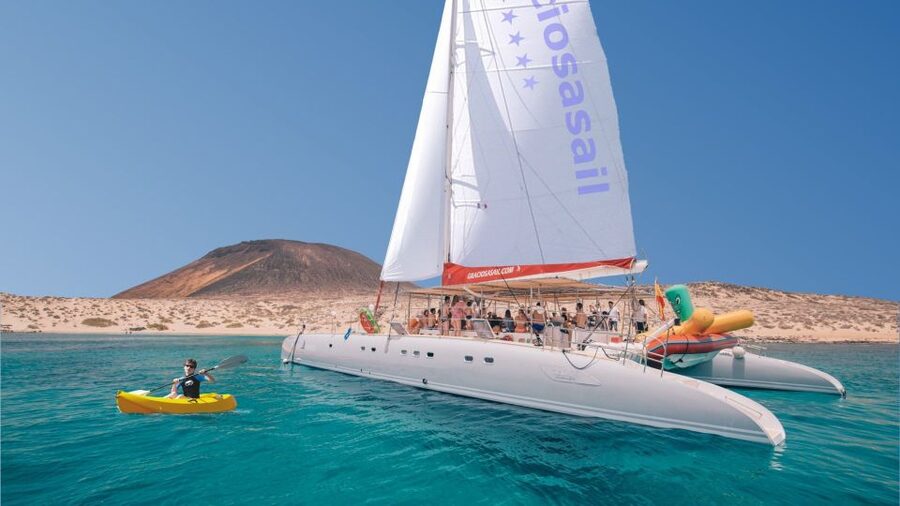 From Lanzarote: Sailing Day Trip Around La Graciosa - Why La Graciosa makes a good day at sea