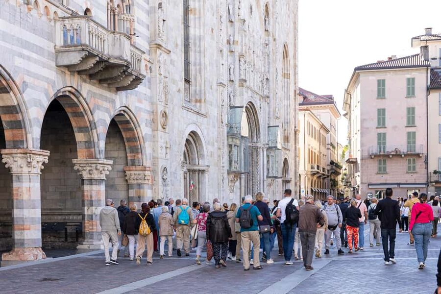 From Milan: Como & Bellagio Day Tour & Scenic Lake Cruise - Guides, languages, and the human side