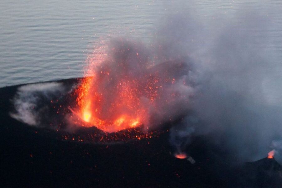 From Milazzo: Panarea and Stromboli Boat Trip by Night - Two hours on stylish Panarea