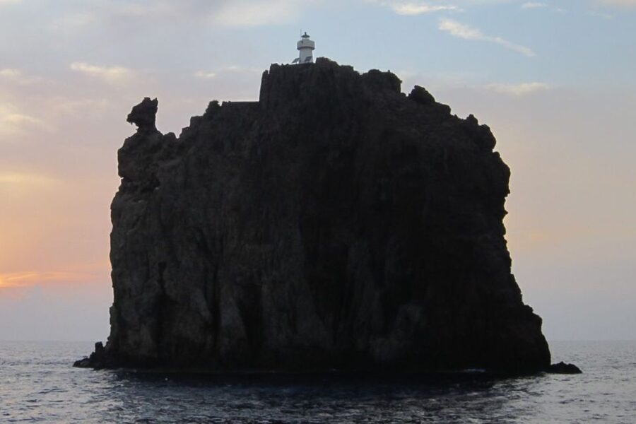 From Milazzo: Panarea and Stromboli Boat Trip by Night - The small islets between Panarea and Stromboli