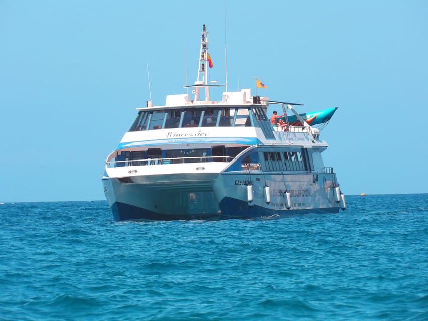 From Puerto Rico: Boat trip along the coast w/ Food & Drinks - Returning along the coast