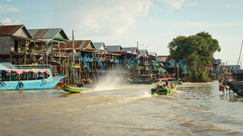 From Siem Reap: Kampong Phluk Floating Village Tour by Boat - Walking through the village