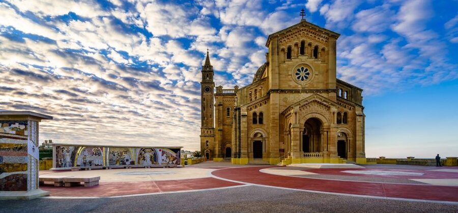 From Sliema: Gozo, Comino & The Blue Lagoon Boat & Bus Tour - Comino and the Blue Lagoon