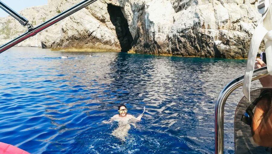 From Split: Blue Cave & 5 Islands with Vis & Hvar Boat Tour - Stiniva Cove from the water