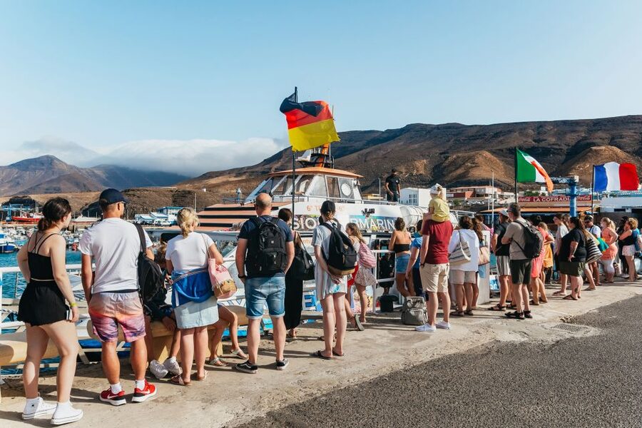 Fuerteventura: Glass Bottom Boat Cruise with Lunch & Drinks - The crew, music, and atmosphere