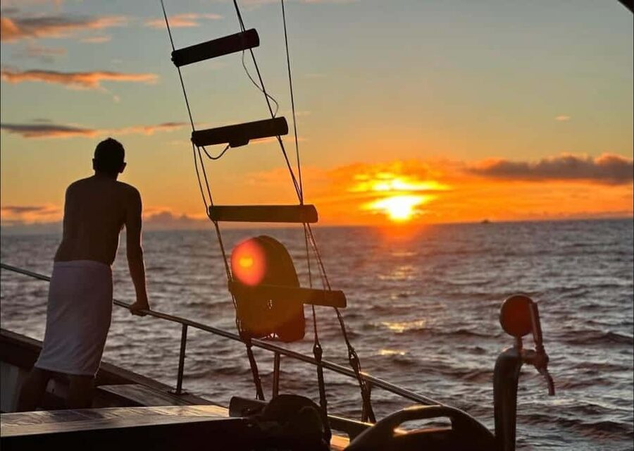 Funchal: Sunset Tour on Traditional Madeiran Boat w/ Drinks - Heading West Toward Cabo Girão