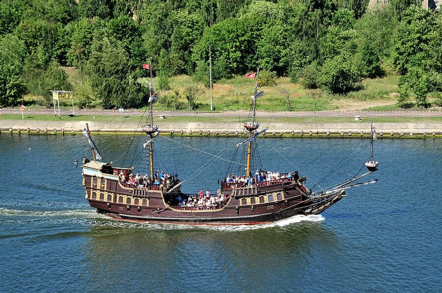 Gdansk: Guided Round-Trip Cruise to Westerplatte - Through the shipyards and commercial port