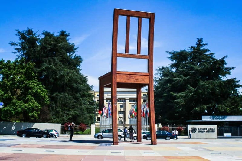 Geneva: Guided City Tour and Boat Cruise - The International District and the Broken Chair