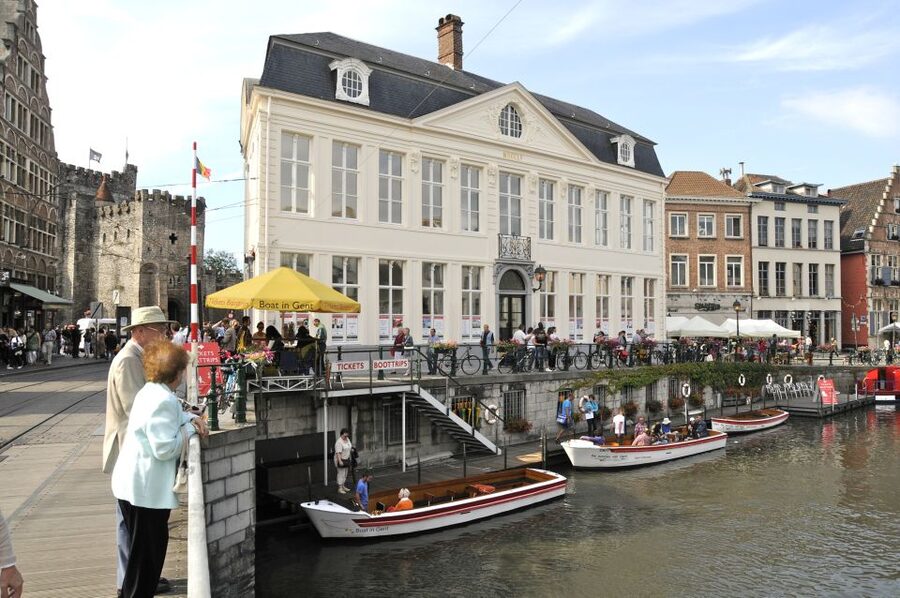 Ghent: 50-Minute Medieval Center Guided Boat Trip - Weather, roofs, blankets, and the open-boat choice