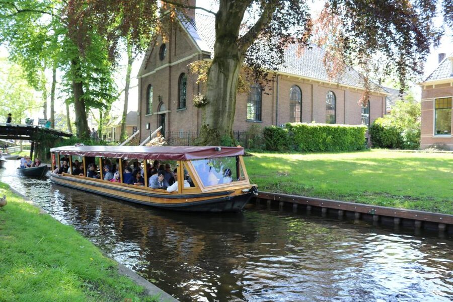 Giethoorn: Village & National Park Canal Cruise with Coffee - Why Giethoorn is best understood from the water