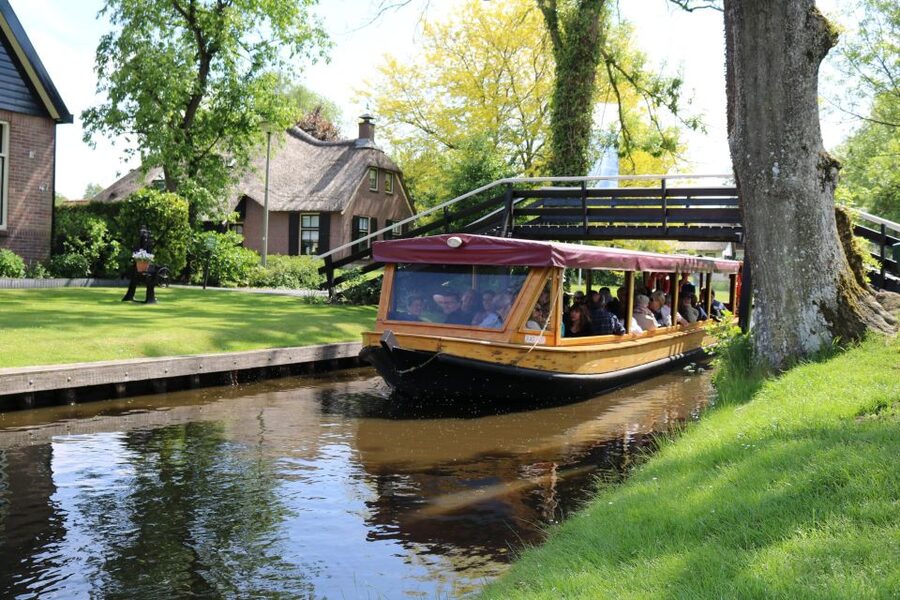 Giethoorn: Village & National Park Canal Cruise with Coffee - The first canal stretch, bridges, houses, and village stories