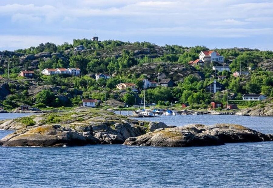 Gothenburg: Archipelago cruise with guide - Leaving Lilla Bommen and entering Gothenburg Harbor