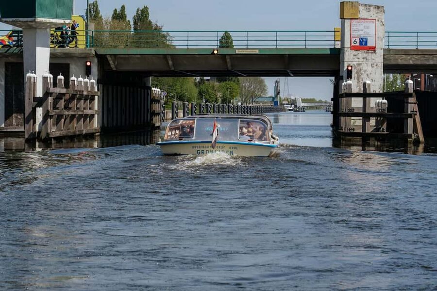 Groningen: City Canal Cruise - The onboard guide: helpful, but timing matters