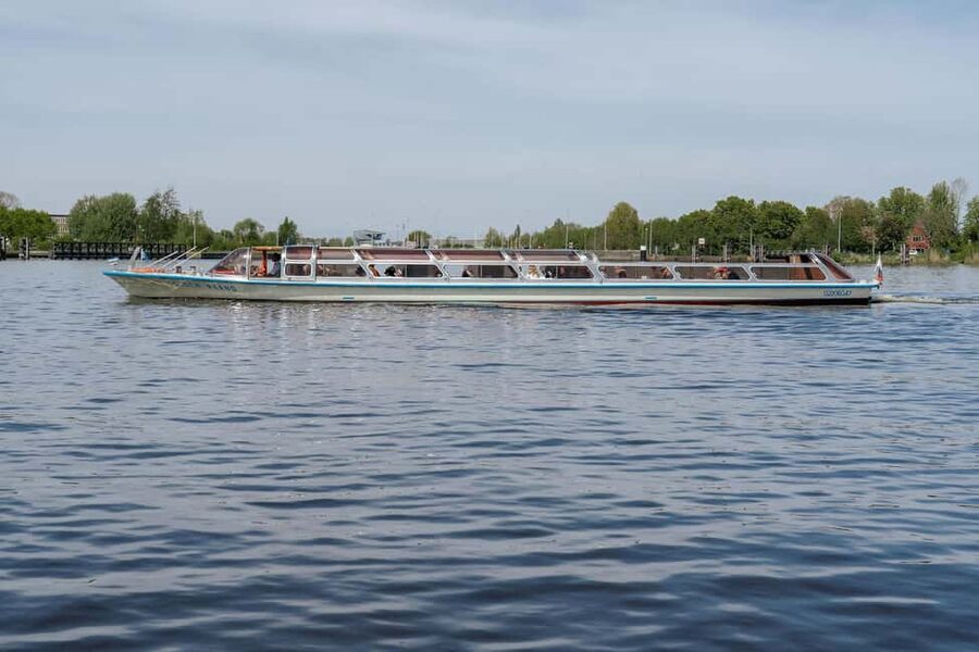 Groningen: City Canal Cruise - Drinks, snacks, and the mood onboard