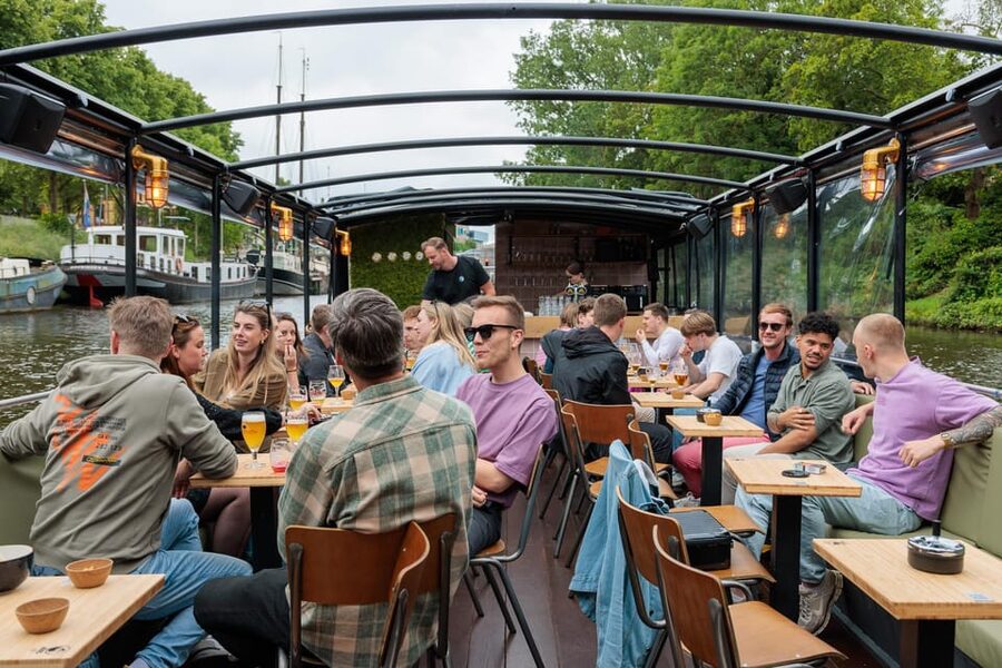 Groningen: Terrace Boat Experience with a Cozy Bar - The roof makes the experience more useful