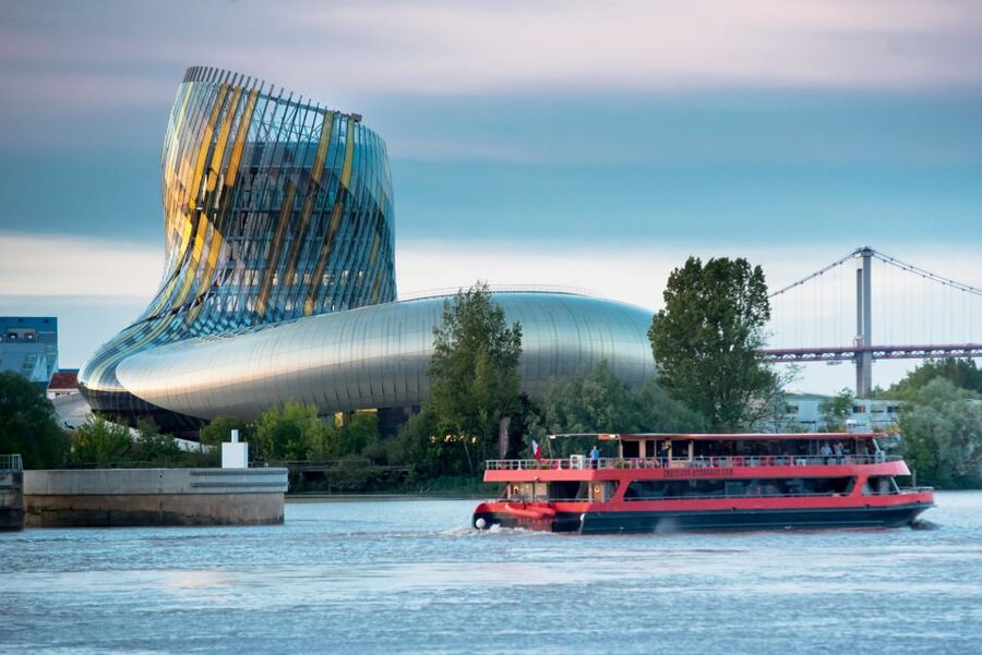 GUIDED CRUISE – BORDEAUX UNESCO - Pont de Pierre, Bordeaux’s classic river view