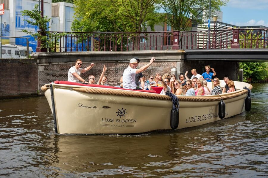 Haarlem: Guided Highlights Canal Cruise on Open Boat - Guides who make the short route worthwhile