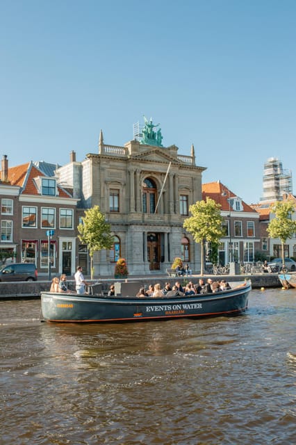 Haarlem: Sightseeing Boat Tour with Snacks and Drinks - Why seeing Haarlem by canal works so well