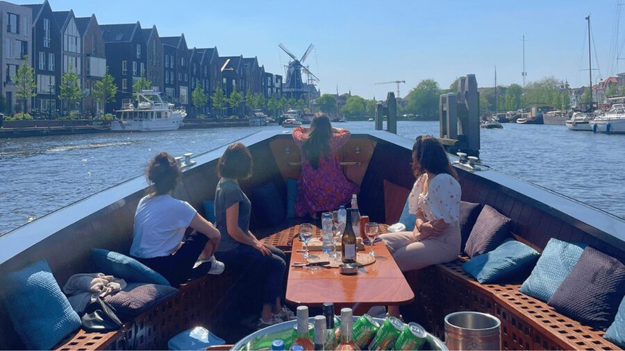 Haarlem: Sightseeing Boat Tour with Snacks and Drinks - The final church view and return to Nieuwe Gracht