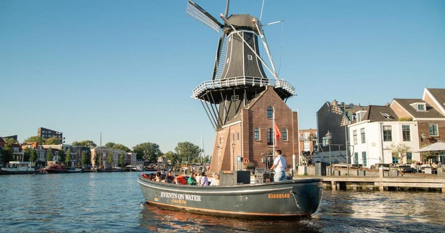 Haarlem: Sightseeing Boat Tour with Snacks and Drinks - Weather, comfort, and the limits of the boat