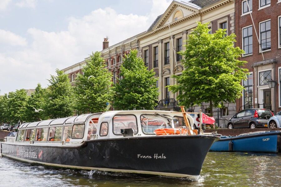 Haarlem: Sightseeing Canal Cruise through the City Center - Meeting Smidtje beside Teylers Museum