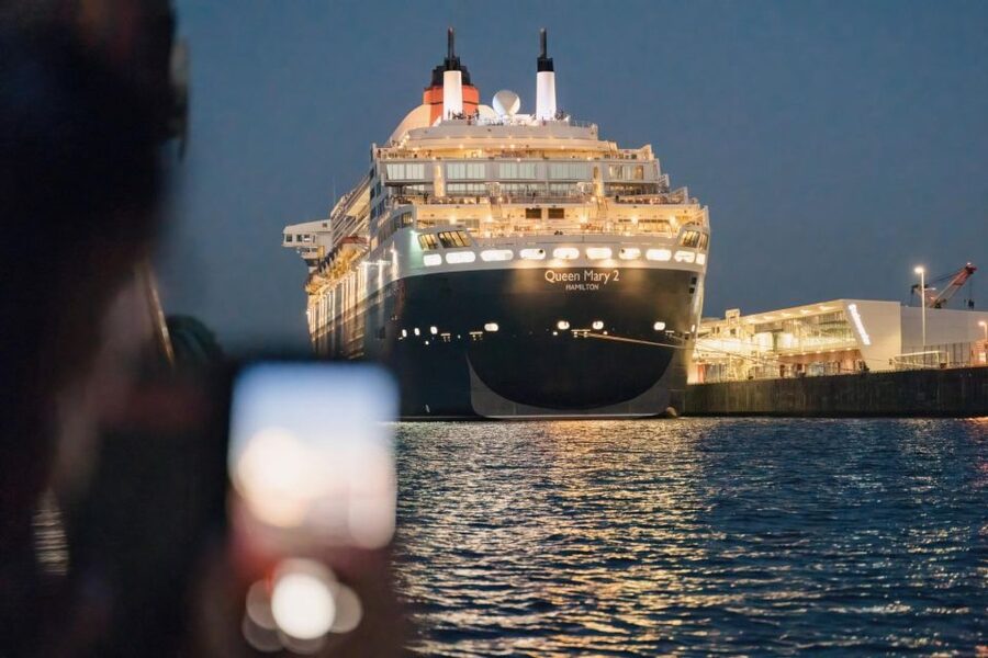 Hamburg: 1.5-Hour Evening Lights Harbour Cruise on a Ship - Key points about the Hamburg night cruise
