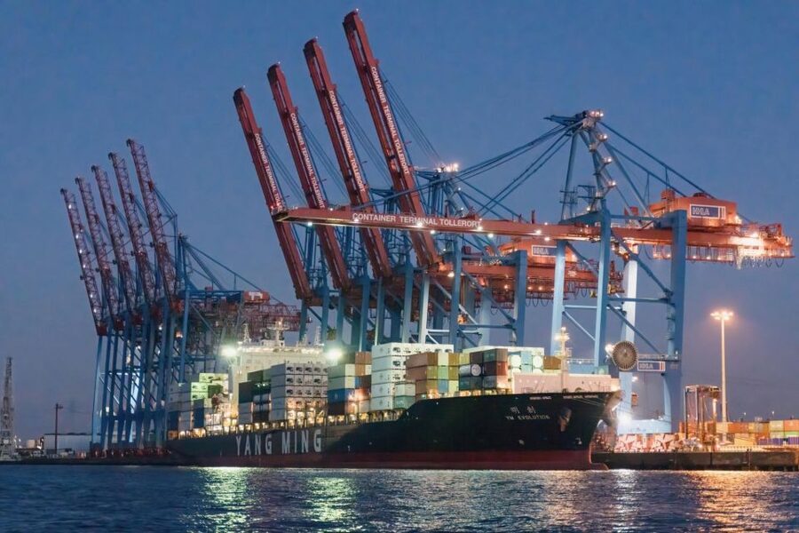 Hamburg: 1.5-Hour Evening Lights Harbour Cruise on a Ship - Why Hamburg Harbor works so well at night