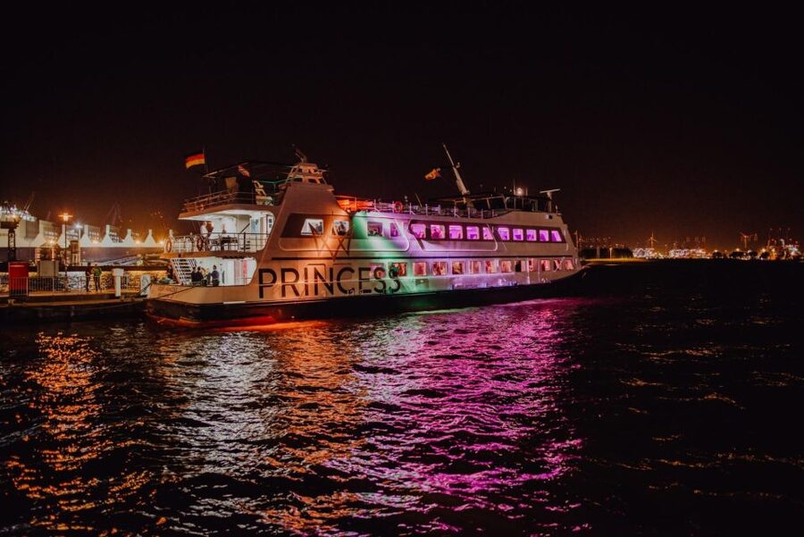 Hamburg: 1.5-Hour Evening Lights Harbour Cruise on a Ship - Starting at Landungsbrücken and Pier 3