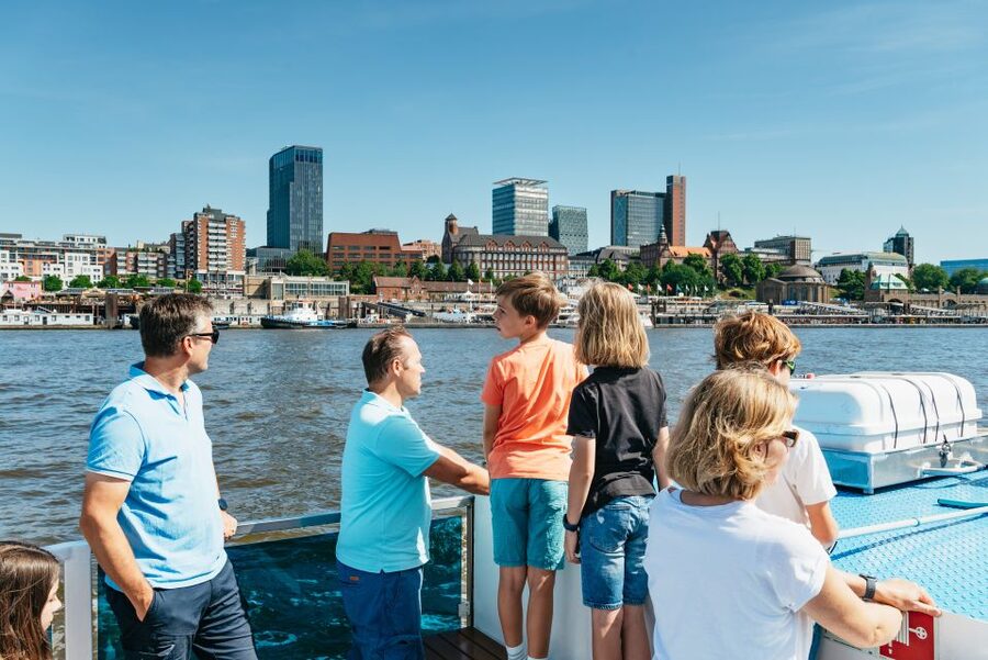 Hamburg: 1.5-Hour Harbor and Speicherstadt Day Cruise - Seats, weather, and photo advice