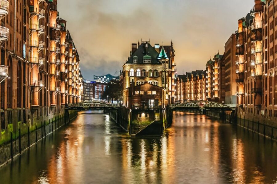 Hamburg: 1.5h Grand Harbor Evening Lights Cruise - Speicherstadt and the tide-dependent canal route