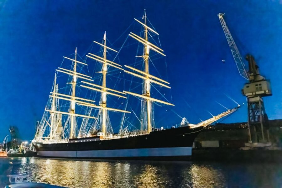 Hamburg: 1.5h Grand Harbor Evening Lights Cruise - Night photography and onboard comfort