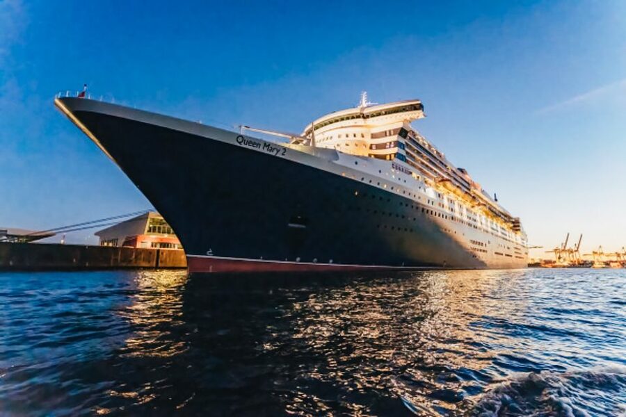 Hamburg: 1.5h Grand Harbor Evening Lights Cruise - German commentary and what you will learn