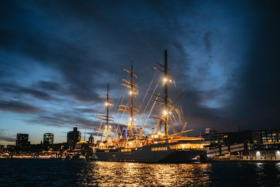 Hamburg: 1-Hour Evening Harbor Lights Cruise - Boat comfort, seating, and cold-weather advice