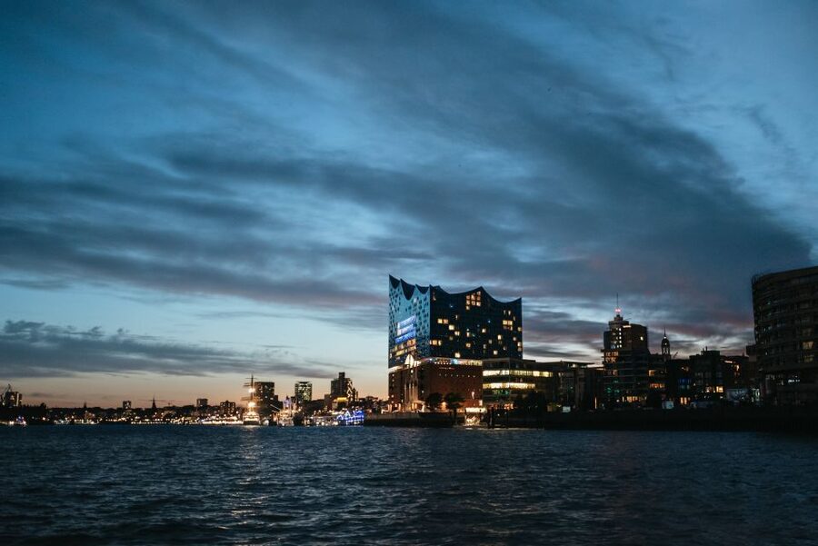 Hamburg: 1-Hour Evening Harbor Lights Cruise - Speicherstadt, the part that depends on the tide