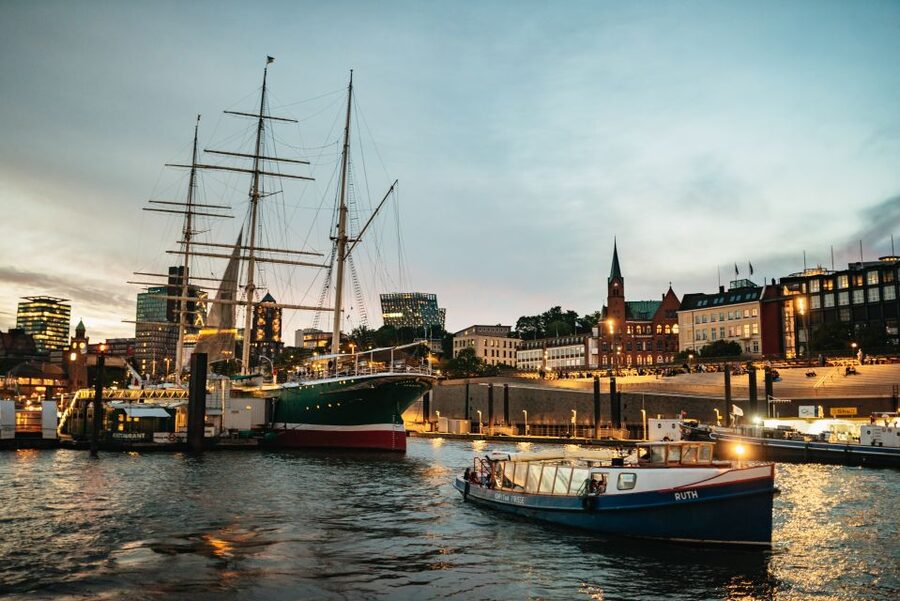 Hamburg: 1-Hour Evening Harbor Lights Cruise - The Köhlbrand Bridge and the return route